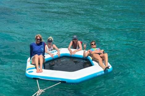 Review img # 3 of the yacht TOUCH THE SKY